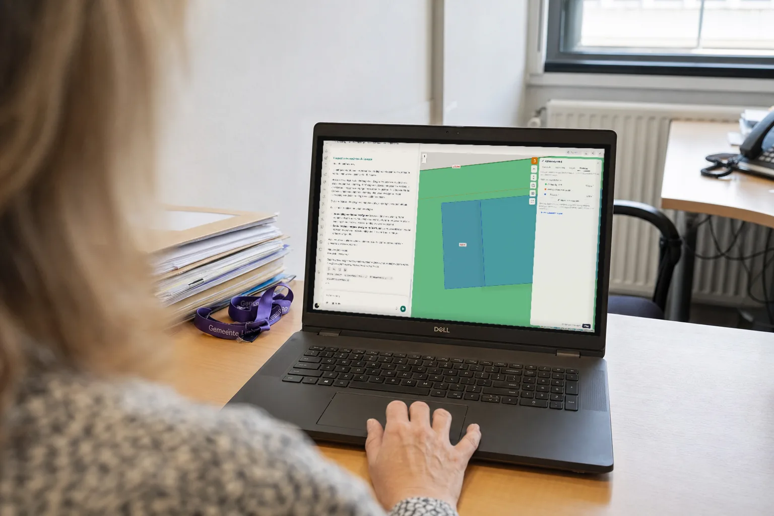 Behandelaar bekijkt in Vergunnex Desk een conceptantwoord voor een inwoner met de ingetekende aanbouw op de kadastrale kaart.