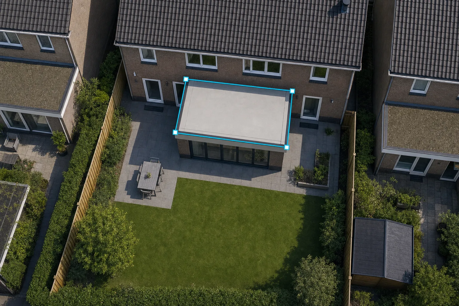 Luchtfoto van een perceel met een nieuw gerenderde aanbouw achter het huis, omlijnd door een bewerkbare cyaankleurige polygoon met sleepbare hoekpunten.