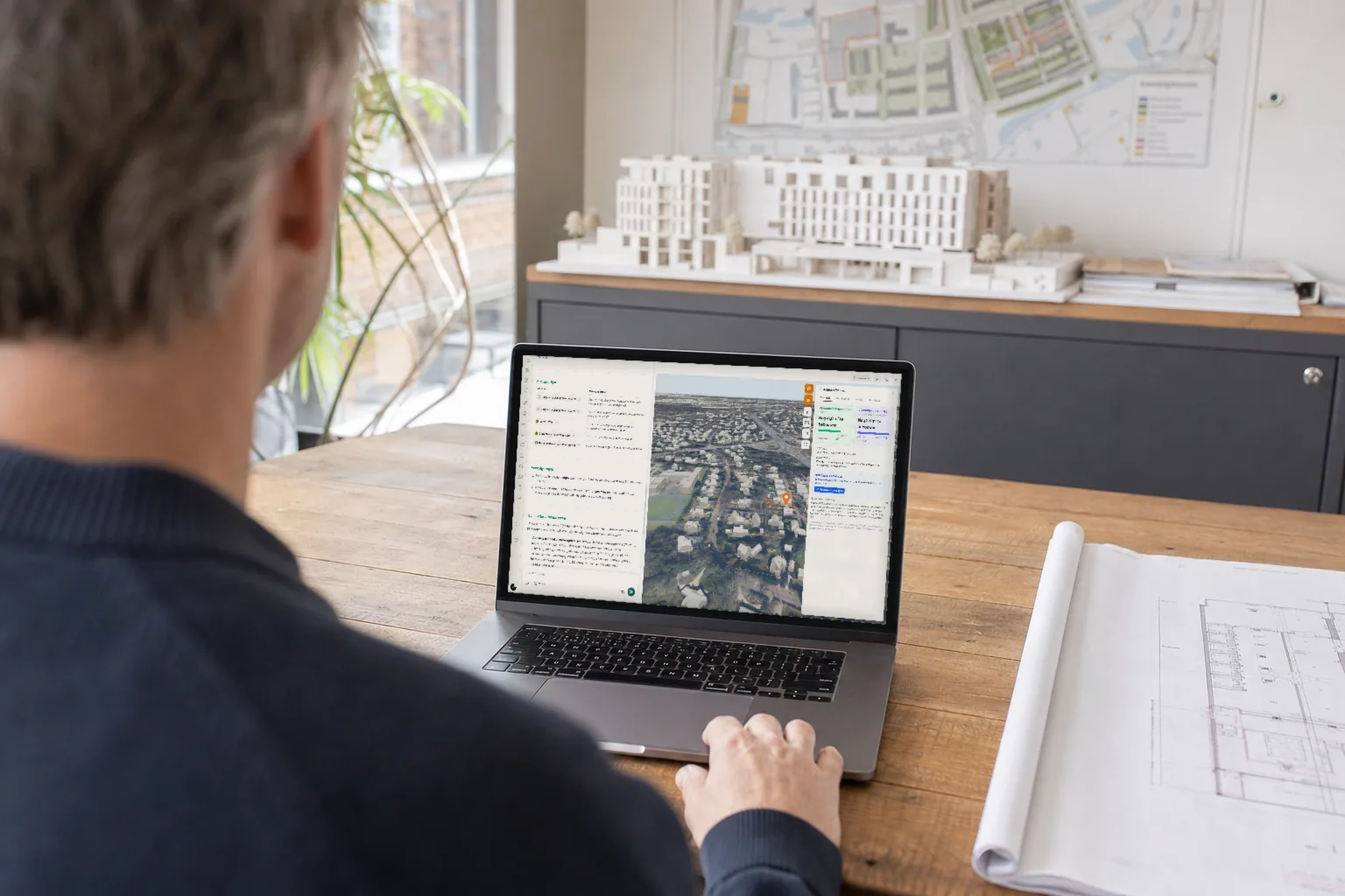 Projectontwikkelaar bekijkt in Vergunnex een 3D-weergave met vrije-ruimteberekening en bronnenlijst op een laptop